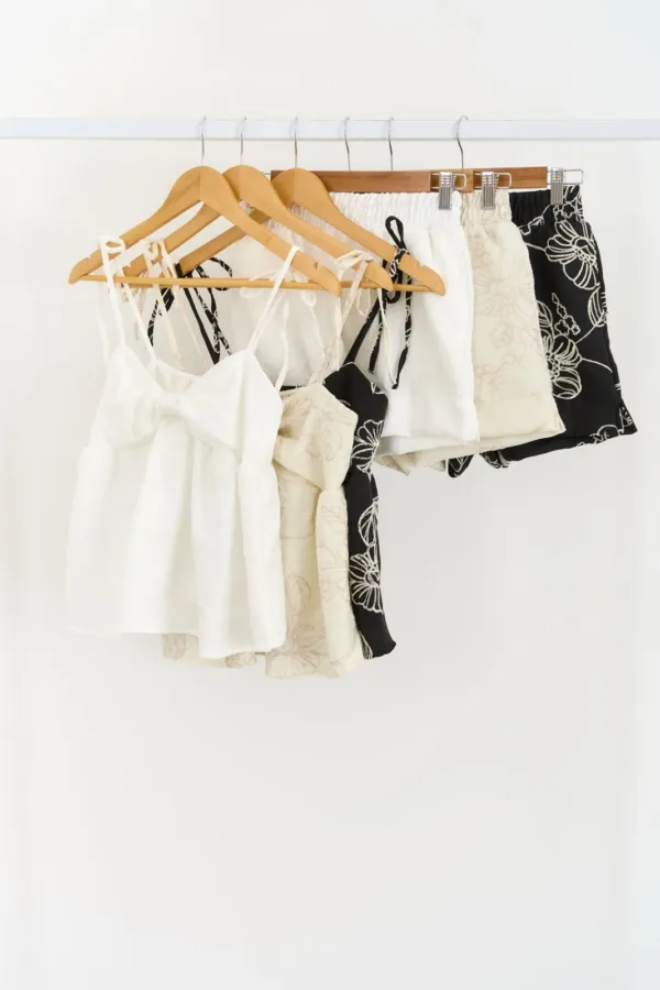 SHORT BORDADO CON TAJO