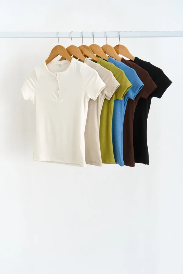 REMERA RIB FLAME CON BROCHE