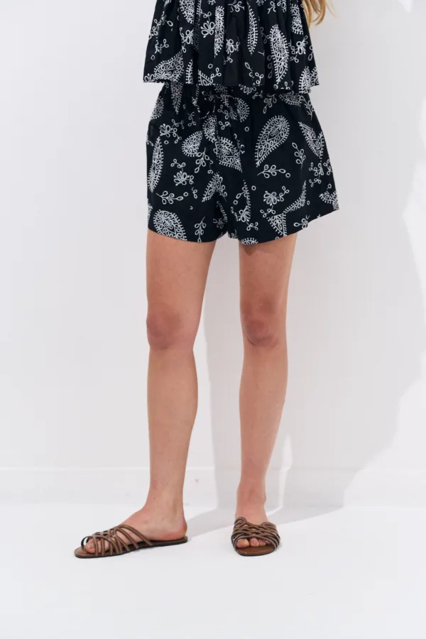 SHORT BRODERIE CON FORRO